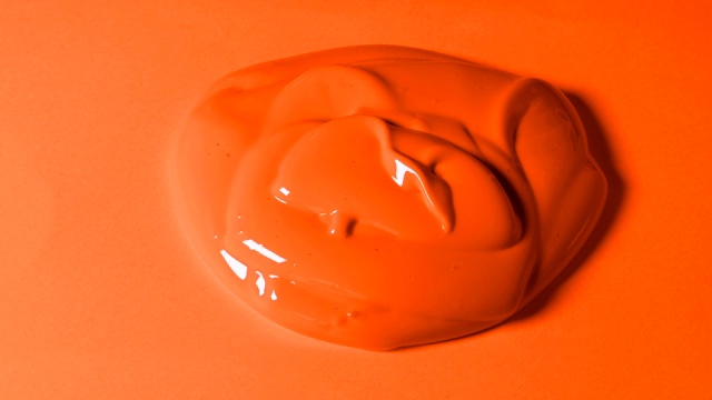 橙色的涂料洒在橙色的表面视频素材