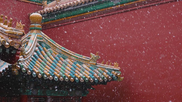 中国传统风格的凉亭与五颜六色的屋顶在雪视频下载