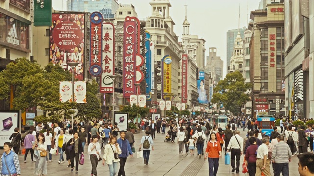 中国上海，一群人走在南京路上视频素材