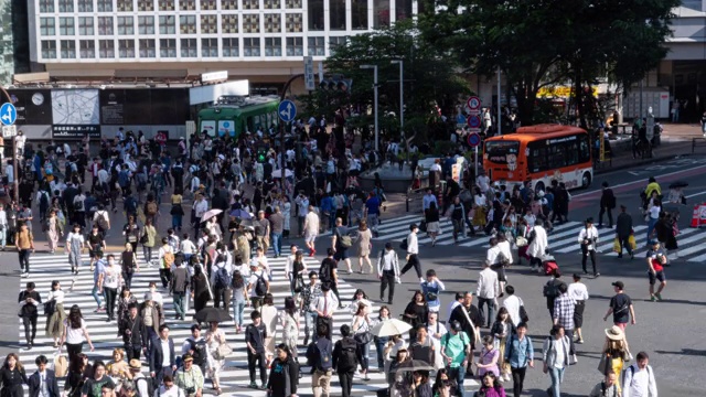 日本东京涩谷十字路口的行人。视频素材