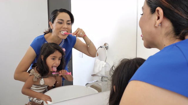 拉丁美洲女孩和父母刷牙视频下载