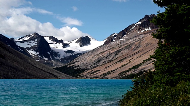 令人惊叹的冰川湖在山上视频素材