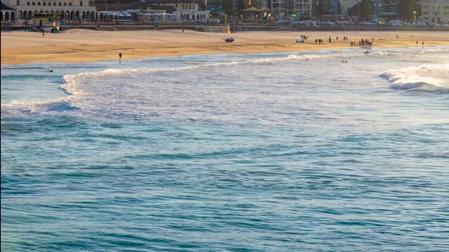澳洲邦迪海滩冲浪的延时摄影视频素材