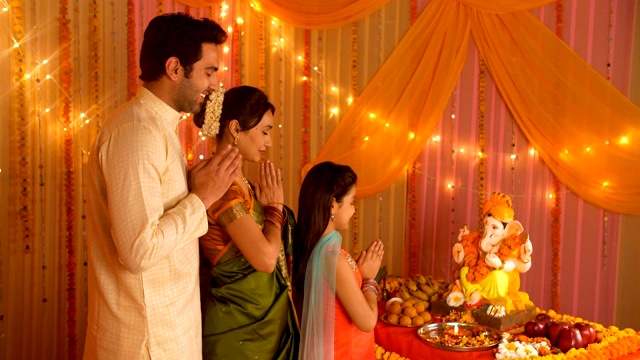 核心印度家庭崇拜主甘尼沙在节日期间-甘尼沙查图提视频素材
