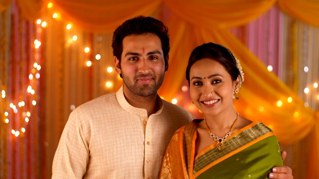 快乐的印度夫妇面对镜头-穿着民族传统服装庆祝节日视频素材