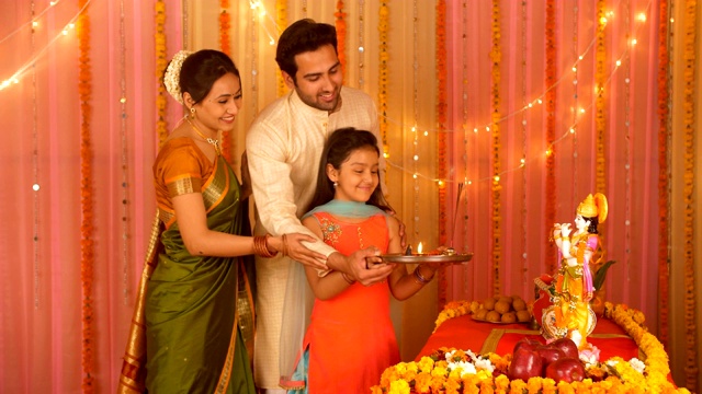 印度核心家庭用普迦塔利——爱和关怀来崇拜克里希纳主。家庭联系视频素材