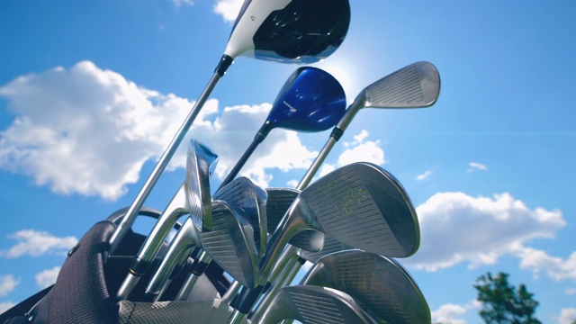 天空和高尔夫球杆叠放在一起视频下载