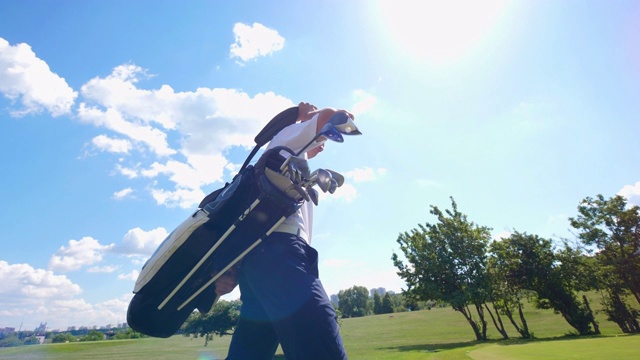 一个男人拿起高尔夫球具走开了视频下载