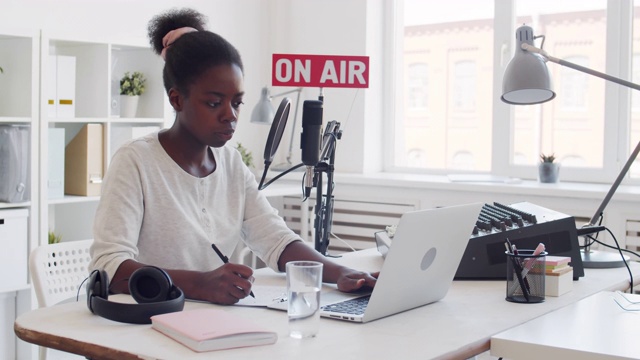 非洲妇女为电台广播做准备视频素材