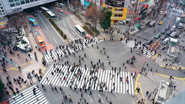 在日本东京涩谷区，行人和汽车人群的4k视频场景。日本文化和购物区概念视频下载