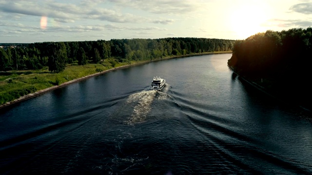 一艘摩托艇在河上漂流到日落视频素材