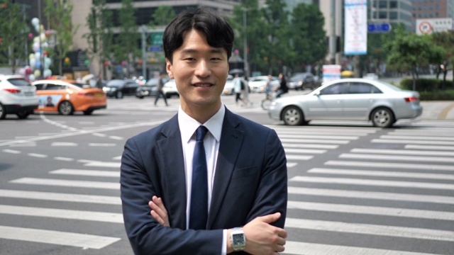 成功的韩国商人双臂交叉的肖像视频下载