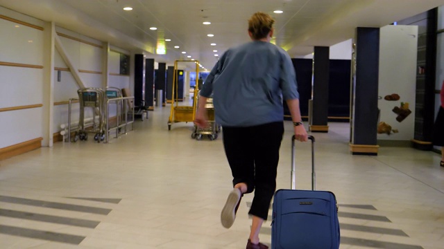 压力山大的女人提着行李箱在机场跑到登机口视频下载