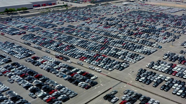 4k鸟瞰图，数千辆新车在港口等待出口视频素材