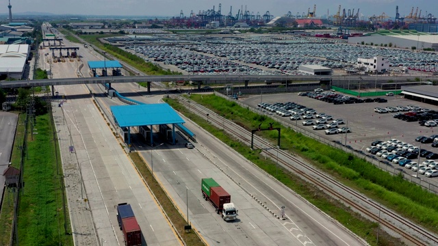 港口卡车运输鸟瞰图视频素材
