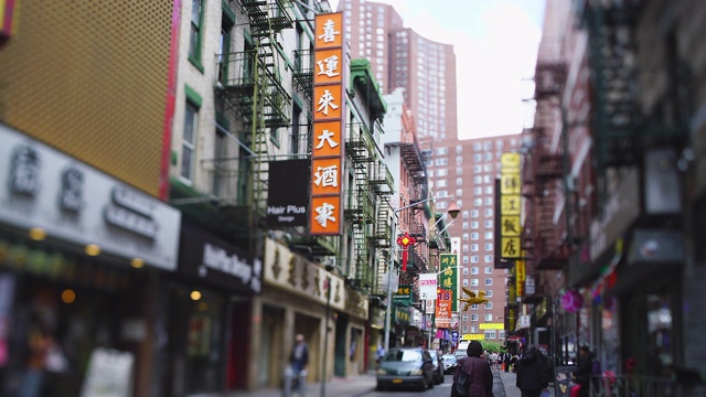 2019年5月22日，在美国纽约，在中国城狭窄的街道上，摄像机拍摄到许多商店、中餐馆、菜店等招牌。视频下载