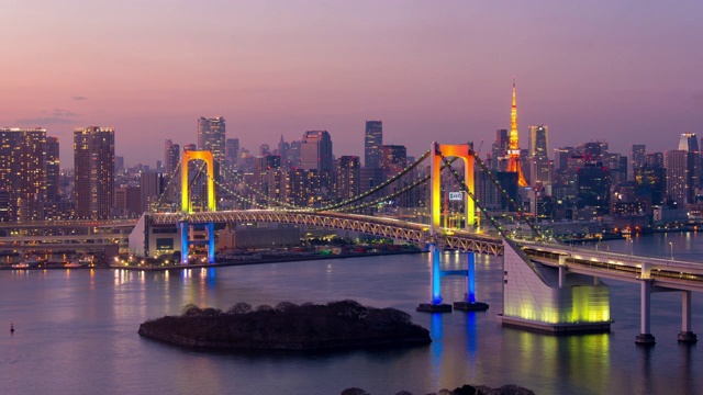 东京塔和彩虹桥的夜晚，时光流逝视频下载