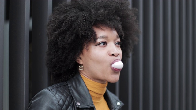 年轻的非裔美国人在拍自己吹泡泡糖的视频视频下载