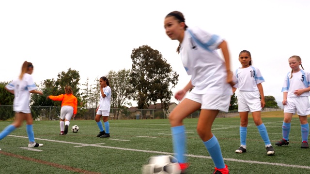 MS年轻的女足队员在比赛前一起在场上进行热身训练视频素材