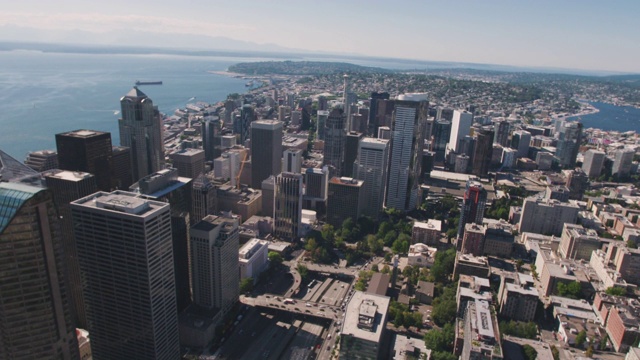 西雅图市中心独特的鸟瞰图，道路，水和办公大楼视频素材