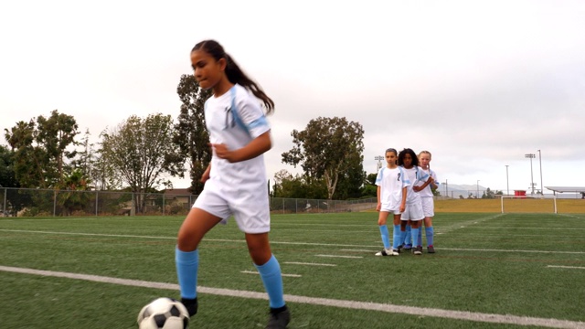 MS年轻的女足球运动员在比赛前与队友在场上跑步训练视频素材