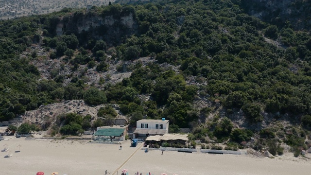克洛雷扎海滩的无人机与清澈的绿色水视频下载