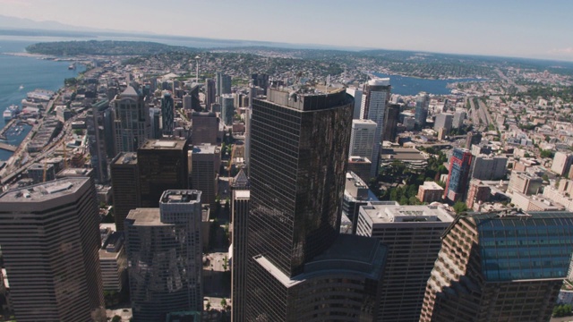 电影宽视野的西雅图天际线通过直升机角度建筑近距离视频素材