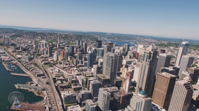 俯瞰西雅图市中心的办公大楼，沿着滨水湾向北视频素材