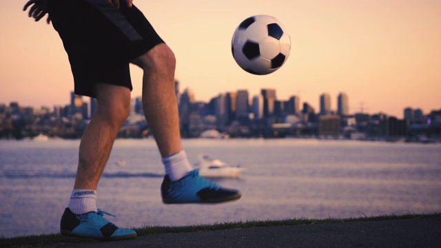 1脚足球杂耍夏季城市划船背景视频下载