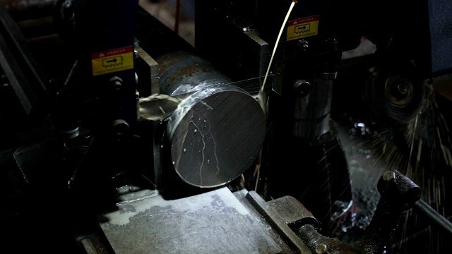 这台机器切割金属圆筒。视频下载