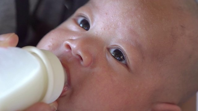 母亲用奶瓶喂她刚出生的婴儿视频素材