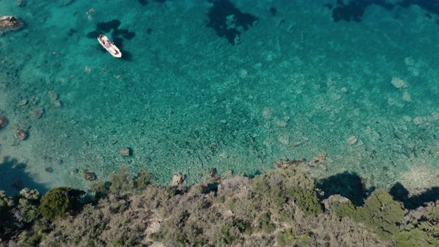 Kepi i Qefalit悬崖泻湖的无人机视图视频下载