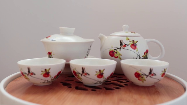 美丽典雅的中国传统白茶具视频下载