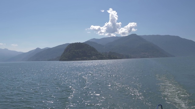 船上渡轮拍摄在湖科莫贝拉吉奥，贝拉吉奥，科莫湖，伦巴第，意大利湖，意大利，欧洲视频下载