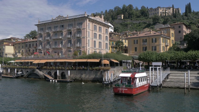 船上渡轮拍摄离开湖边小镇贝拉吉奥，贝拉吉奥，科莫湖，伦巴第，意大利湖，意大利，欧洲视频下载