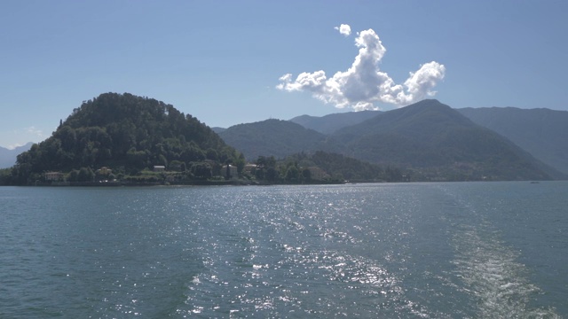 船上渡轮拍摄在湖科莫贝拉吉奥，贝拉吉奥，科莫湖，伦巴第，意大利湖，意大利，欧洲视频下载