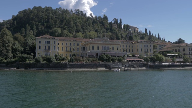 船上渡轮拍摄离开湖边小镇贝拉吉奥，贝拉吉奥，科莫湖，伦巴第，意大利湖，意大利，欧洲视频下载