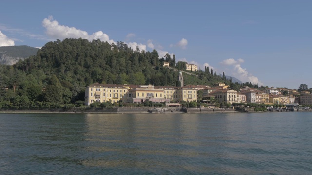 在科莫湖上的渡轮接近贝拉吉奥，贝拉吉奥，科莫湖，伦巴第，意大利湖，意大利，欧洲视频下载
