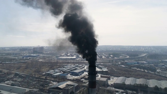 烟囱排放的黑烟从燃煤电厂的烟囱里冒出来视频素材
