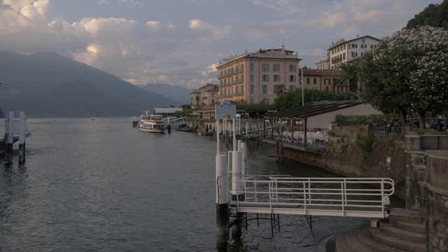 渡船到达科莫湖湖边的小镇贝拉吉奥，贝拉吉奥，科莫湖，伦巴第，意大利湖，意大利，欧洲视频下载