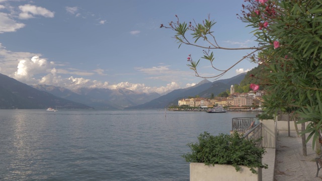 渡船到达科莫湖湖边的小镇贝拉吉奥，贝拉吉奥，科莫湖，伦巴第，意大利湖，意大利，欧洲视频下载