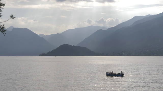 在科莫湖上划船，从贝拉吉奥湖畔小镇，贝拉吉奥，科莫湖，伦巴第，意大利湖，意大利，欧洲视频下载