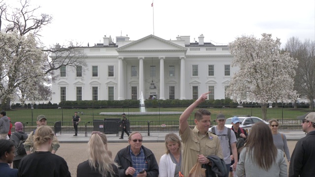 白宫和来自美国华盛顿特区拉斐特广场的游客视频素材