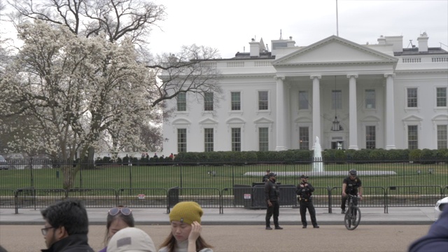 白宫和来自美国华盛顿特区拉斐特广场的游客视频素材