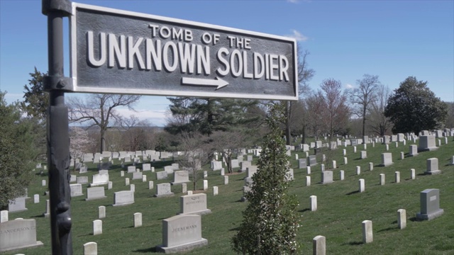 北美，华盛顿特区，一名士兵在阿灵顿国家公墓里签名视频下载