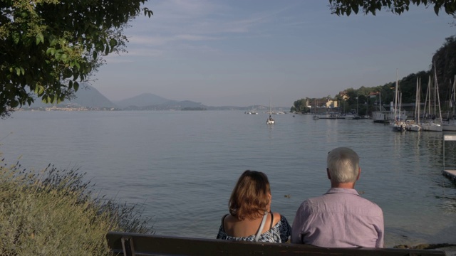 一对夫妇在Feriolo湖，马焦雷湖，皮埃蒙特，意大利湖，意大利，欧洲视频素材