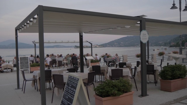 傍晚，在巴韦诺的主要街道上的湖畔餐馆，马焦雷湖，皮埃蒙特，意大利湖，意大利，欧洲视频下载