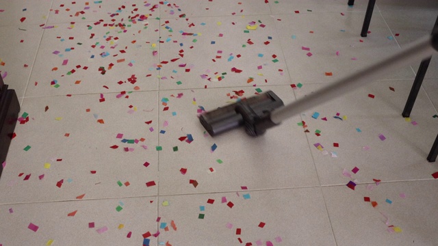 派对结束后用吸尘器打扫地板。视频素材