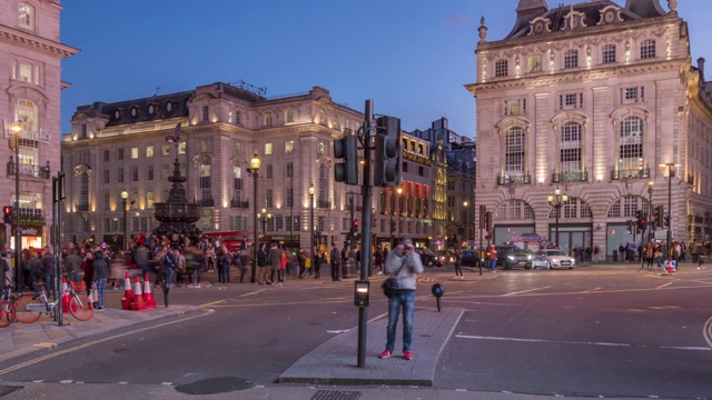 人们和交通在皮卡迪利广场的时间流逝，伦敦，英国，英国，欧洲视频素材