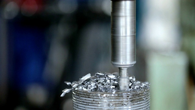 用钻头的机器在金属零件上钻一个孔。视频下载